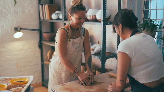 创造力、粘土和艺术家在为小企业创业的陶瓷