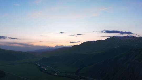 黄昏时分的新疆独库公路自然风景