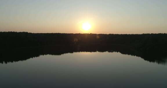 傍晚的湖上日落，向前移动