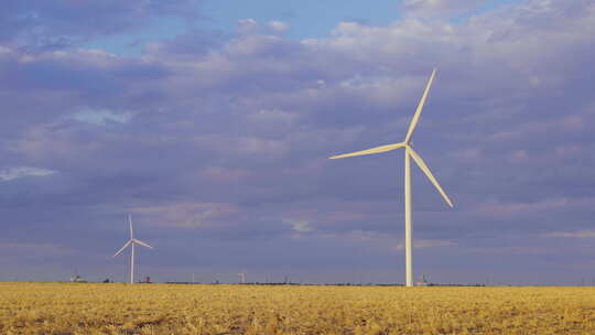 产生能量的风力涡轮机。现场风力涡轮机。