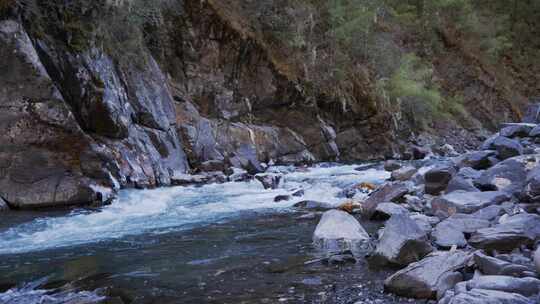 小溪流水水流