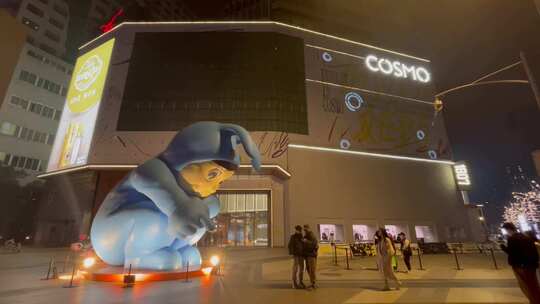 成都COSMO夜景广场巨型人偶拍照打卡1视频素材模板下载