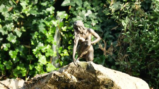 岩石上的木头女人在雕塑