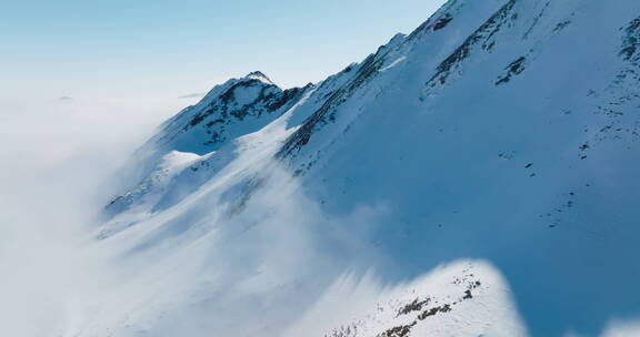 冬季夹金山雪山航拍无人机沿山脊飞越山峰