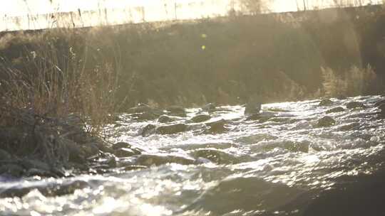 水波翻涌的自然河流景象