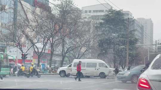 下雪天结冰路面路口行人车流视频素材模板下载