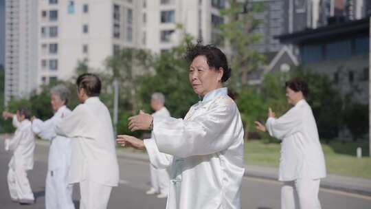 小区老人锻炼打太极