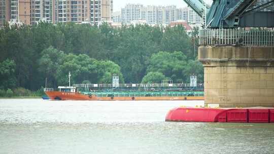 南京长江大桥和长江轮船