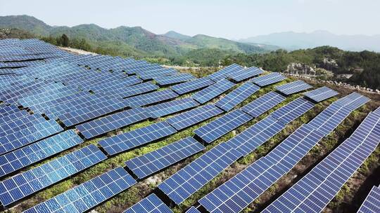 航拍山上光伏太阳能电池板