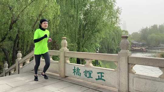 跑步爱好者女孩，济南大明湖景区跑步