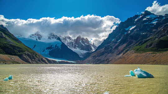 喜马拉雅天山冰川，湖面正在融化冰块延时