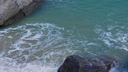 海浪海水冲刷拍打海滩礁石