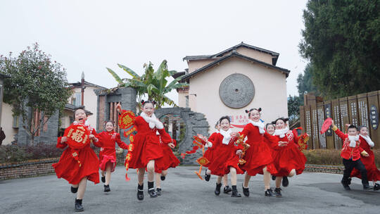 过年小孩子玩耍 开心玩耍奔跑