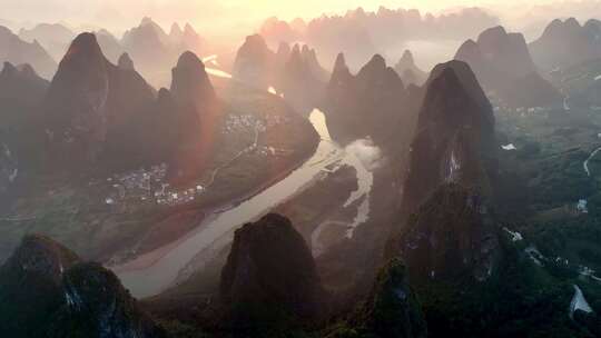 桂林山水中国美丽的风光丁达尔光线日出