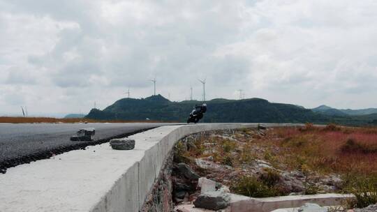 踏板摩托车在山路上骑行、压弯、烧胎