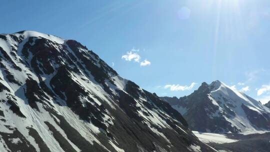 航拍新疆雪山