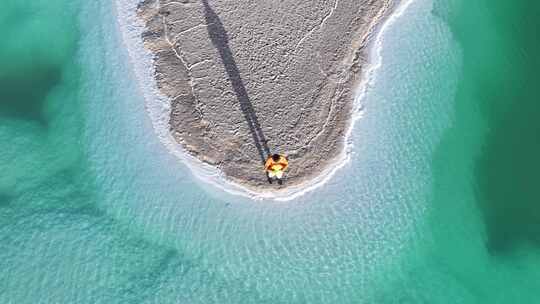 青海海西大柴旦翡翠湖人物沙地航拍视频