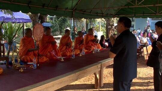 僧侣在泰国的寺庙祈祷