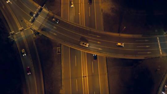 空中，垂直的夜间交通。迂回在高速公路