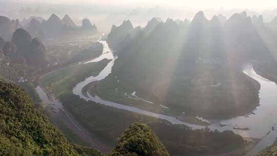 航拍桂林清晨晨雾缭绕清晨日出