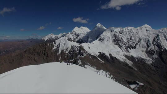 贡嘎雪山登山队登顶 航拍