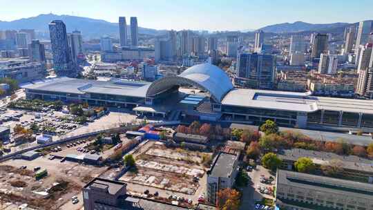 航拍烟台火车站高铁站交通枢纽城市风景