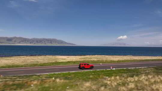 4K航拍新疆赛里木湖 红色车辆旅游
