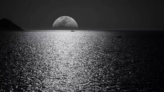 唯美夜晚海面月亮月光视频素材模板下载