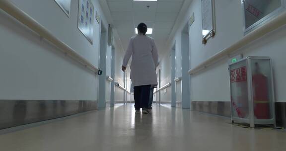 医生带医护人员照看病人查房