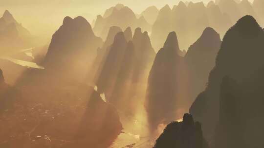 桂林山水中国美丽的风光丁达尔光线日出视频素材模板下载