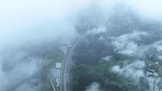 穿云拍摄桂林山区雨雾缭绕下的高速公路