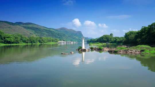 广西桂林黄牛峡漓江旅游船