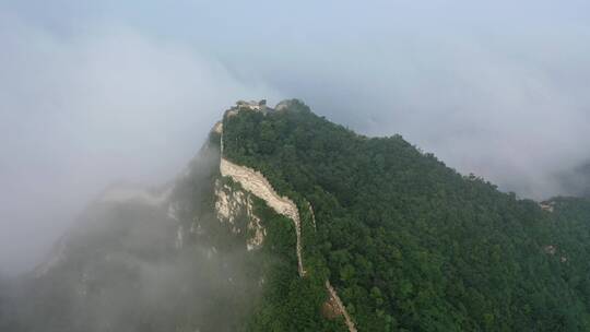 航拍夏天雨后云雾中的箭扣长城