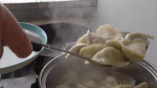 包饺子煮饺子团圆过节