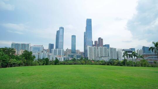 广西首府绿城南宁东盟商务区城市广场草坪