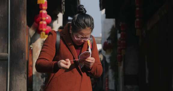 阳光下绣鞋垫的中年妇女【套组】