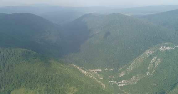 空中电影剪辑无人机飞越无尽草地和丘陵的美丽夏季景观