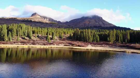 有湖泊的山林自然风光全景