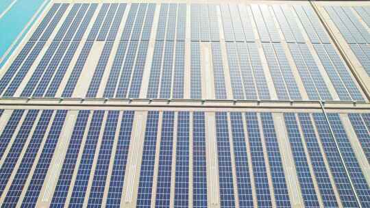 中国山东青岛工厂房顶太阳能电池板航拍视频素材模板下载