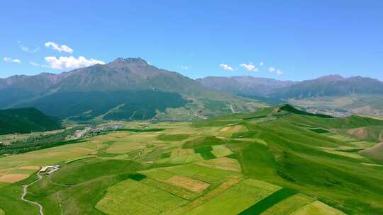 高原卓尔山风光草甸山脉村庄青稞田野航拍