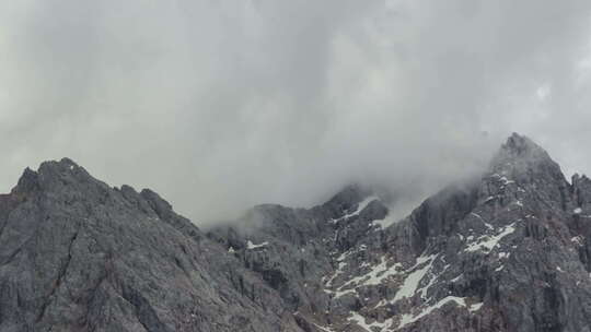 延时云在德国巴伐利亚阿尔卑斯山的祖格斯皮茨山上移动
