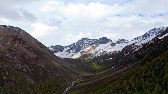 川西小金县结斯沟大二普山雪山森林景色航拍