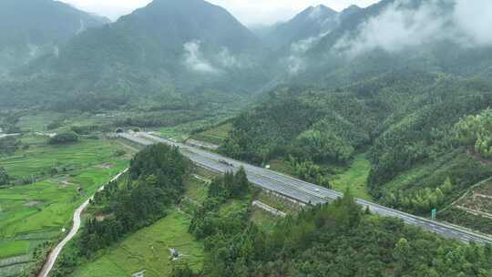 高速公路航拍森林公路云雾道路雨后隧道公路