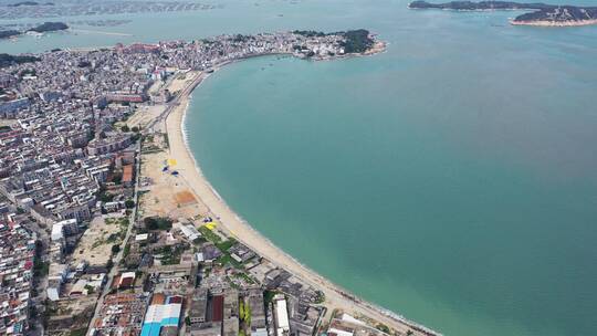 航拍漳州市东山岛南门湾海边城市小镇风景