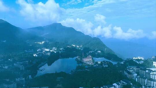 治愈系风景，待到山花烂漫时，她在丛中笑