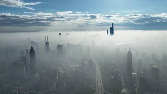 上海最新外滩平流雾耶稣光航拍4K原创