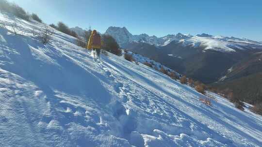 实拍登雪山画面