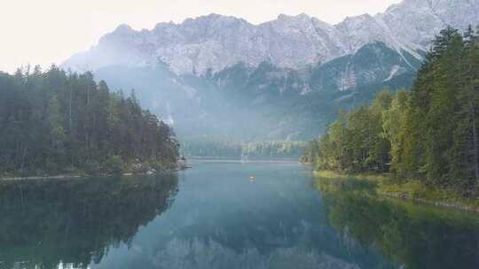 4k风景山下的湖泊