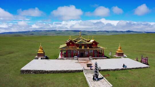 草原上的藏式寺庙