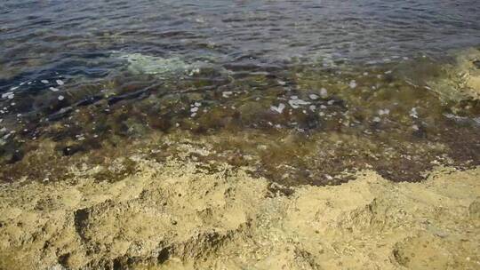 海岸边清澈的水冲击着岩石